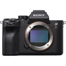 Top ponuda Sony Alpha a7R IV Mirrorless Digital Camera with 24-70mm f/2.8 Lens and Accessories Kit - LaptopPlaza uvoz i distribucija laptopova, projektora i druge IT opreme